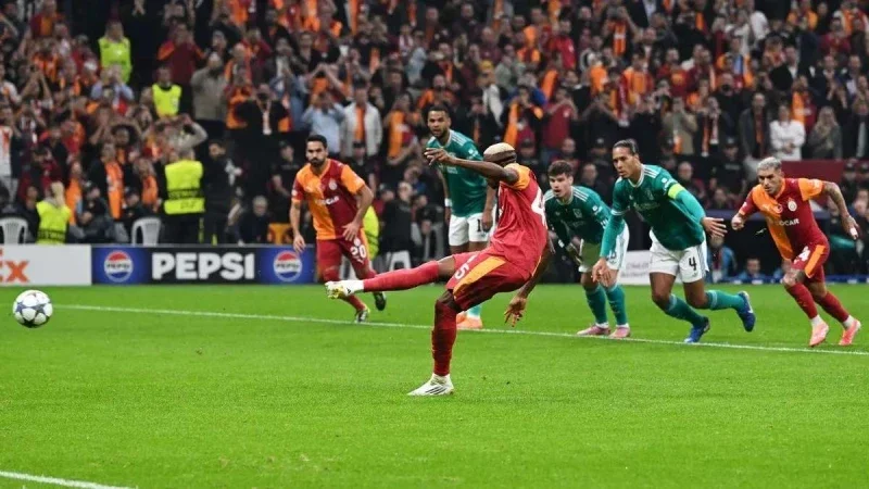 Lữ đoàn đỏ gục ngã từ 1 pha sút phạt đền